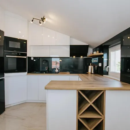 Royal Blue House 3 Проживание в семье Каштела