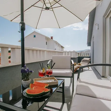 Royal Blue House 3 * Kastela