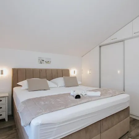 Royal Blue House 3 * Kastela